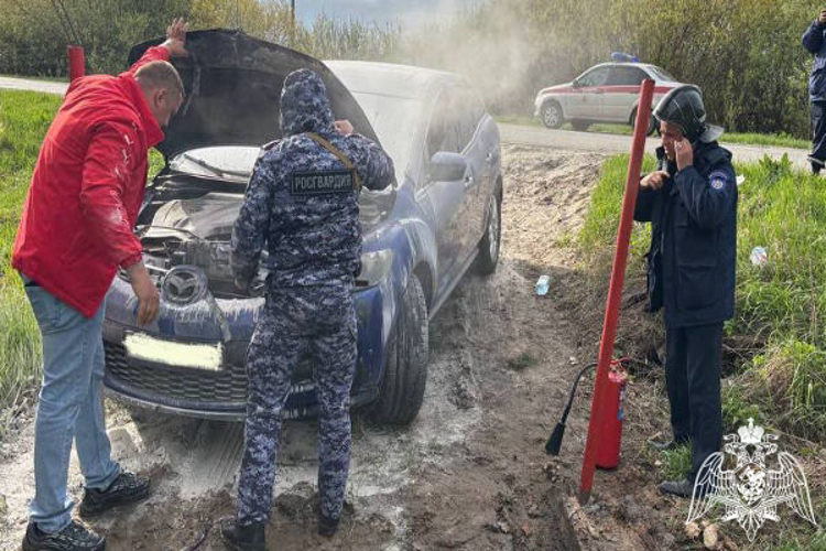 Росгвардейцы пришли на помощь водителю загоревшегося автомобиля в Подмосковье