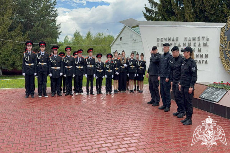 В Подмосковье сотрудники ОМОН “Русич” Росгвардии провели экскурсию по отряду для кадет (видео)