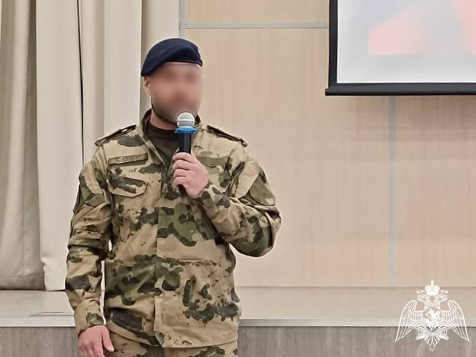 Сотрудники СОБР «Булат» подмосковного главка Росгвардии провели урок мужества для школьников