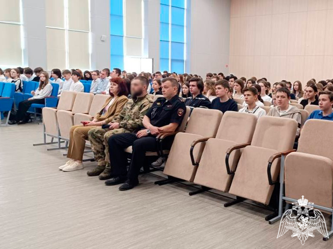 Сотрудники СОБР «Булат» подмосковного главка Росгвардии провели урок мужества для школьников 