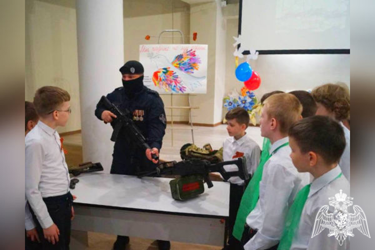 В Подмосковье сотрудники ОМОН «Пересвет» Росгвардии провели урок мужества для школьников (видео)