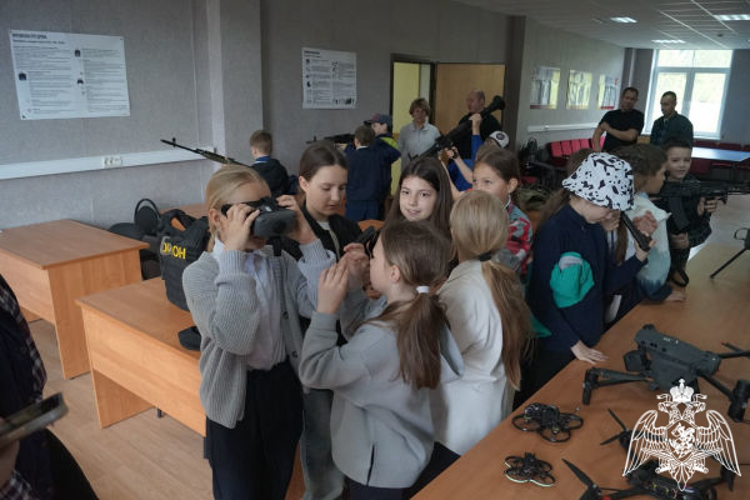 Школьники Подмосковья побывали в гостях у отряда ОМОН “Пересвет” Росгвардии