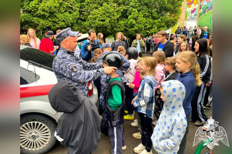 В Подмосковье сотрудники Росгвардии провели патриотическое мероприятие для подрастающего поколения