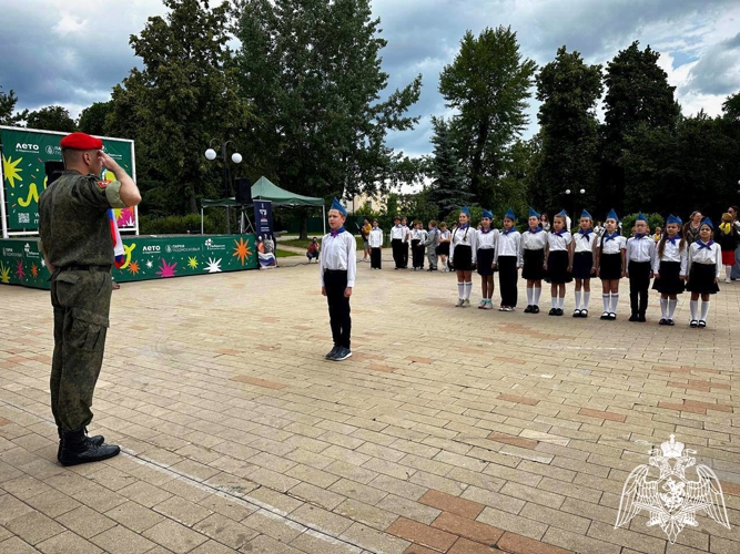 Росгвардейцы провели смотр строя и песни среди юнармейских отрядов в Подмосковье