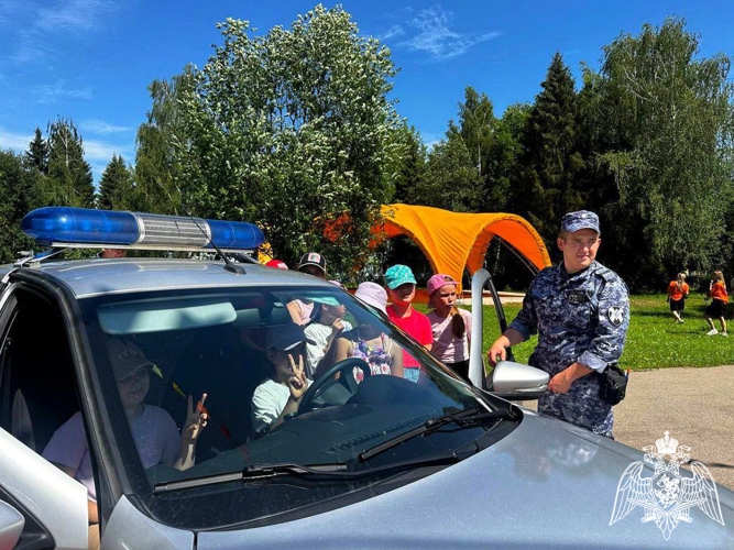 Росгвардейцы продолжают акцию «Каникулы с Росгвардией» в Подмосковье