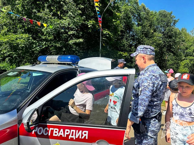 Росгвардейцы продолжают акцию «Каникулы с Росгвардией» в Подмосковье