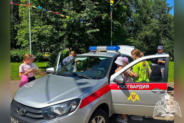 Росгвардейцы продолжают акцию «Каникулы с Росгвардией» в Подмосковье
