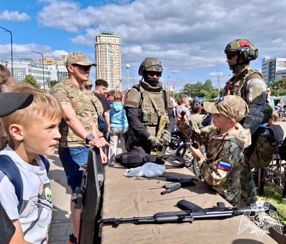 Сотрудники СОБР Росгвардии организовали выставку стрелкового оружия и беспилотных летательных аппаратов