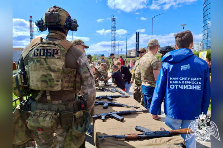 Сотрудники СОБР Росгвардии организовали выставку стрелкового оружия и беспилотных летательных аппаратов