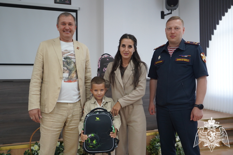В рамках акции "Собери ребёнка в школу" руководство Главного управления Росгвардии по Московской области подарило школьные рюкзаки детям сотрудников