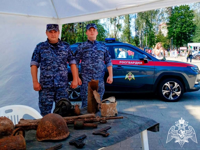 В Подмосковье росгвардейцы провели выставку для жителей региона