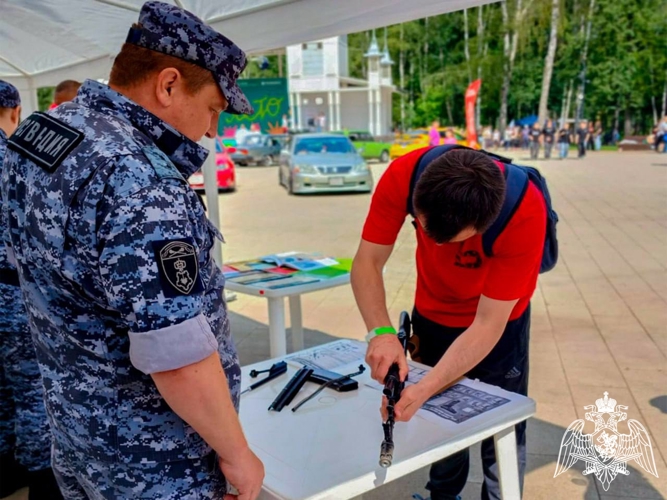В Подмосковье росгвардейцы провели выставку для жителей региона
