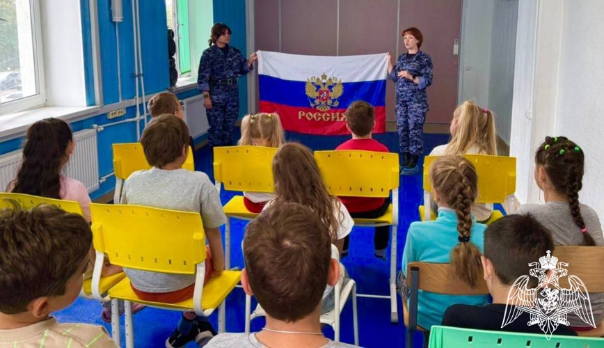 В Подмосковье сотрудники Росгвардии организовали мероприятие, посвященное Дню государственного флага Российской Федерации