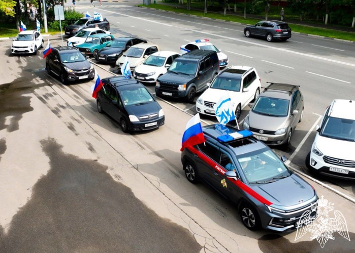 В День Государственного флага Российской Федерации сотрудники подмосковного главка Росгвардии приняли участие в масштабном автопробеге