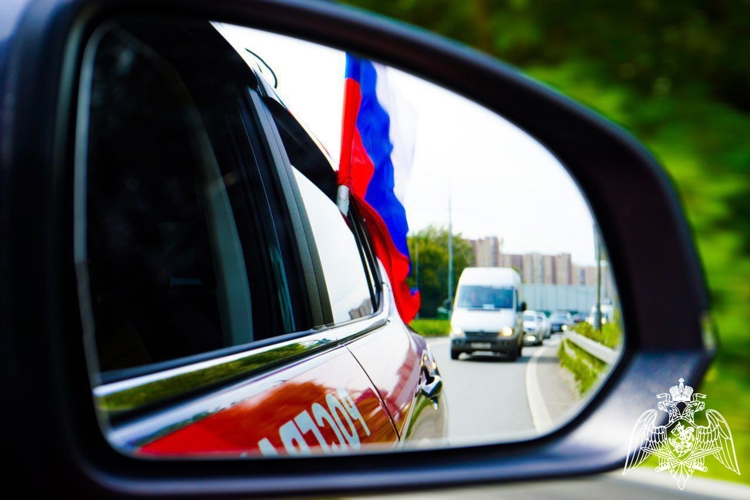 В День Государственного флага Российской Федерации сотрудники подмосковного главка Росгвардии приняли участие в масштабном автопробеге