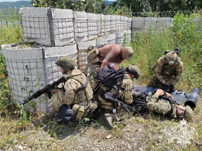 В День военного медика героем нашей рубрики "Знай наших" стал офицер СОБР "Гюрза" Главного управления Росгвардии по Московской области лейтенант полиции Игорь Г.