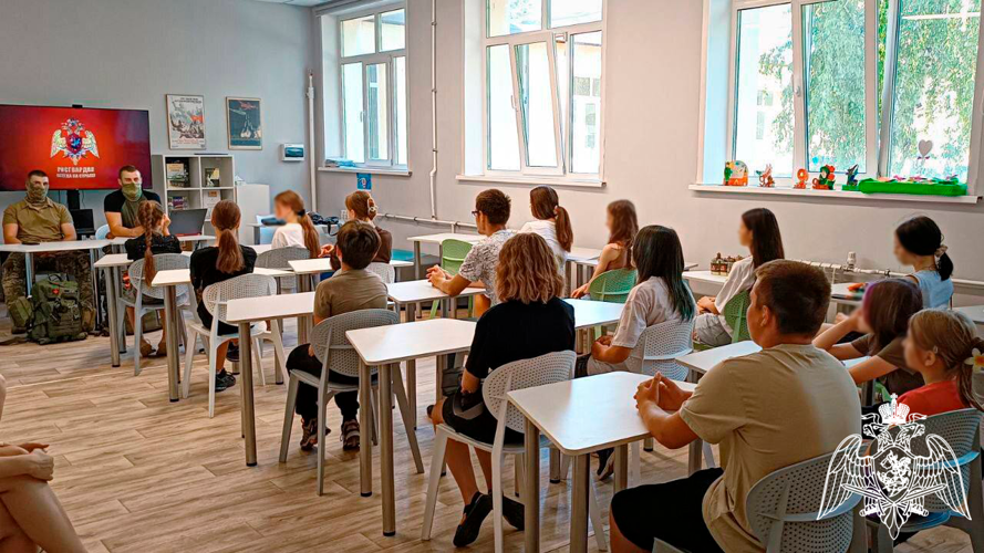 Сотрудники спецподразделения Росгвардии провели урок мужества для детей из ЛНР