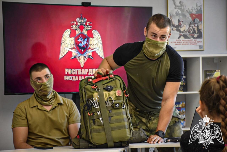Сотрудники спецподразделения Росгвардии провели урок мужества для детей из ЛНР
