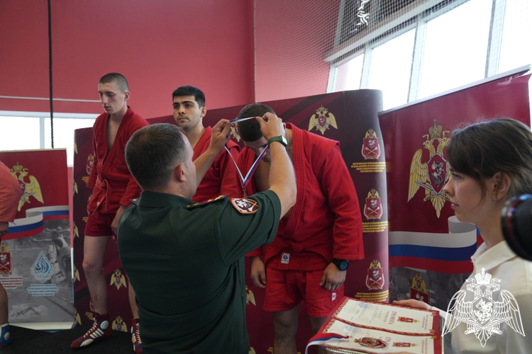 В Москве в спортивном комплексе столичного главка Росгвардии прошел чемпионат Центрального округа по самбо и боевому самбо, посвященный Году защитника Отечества
