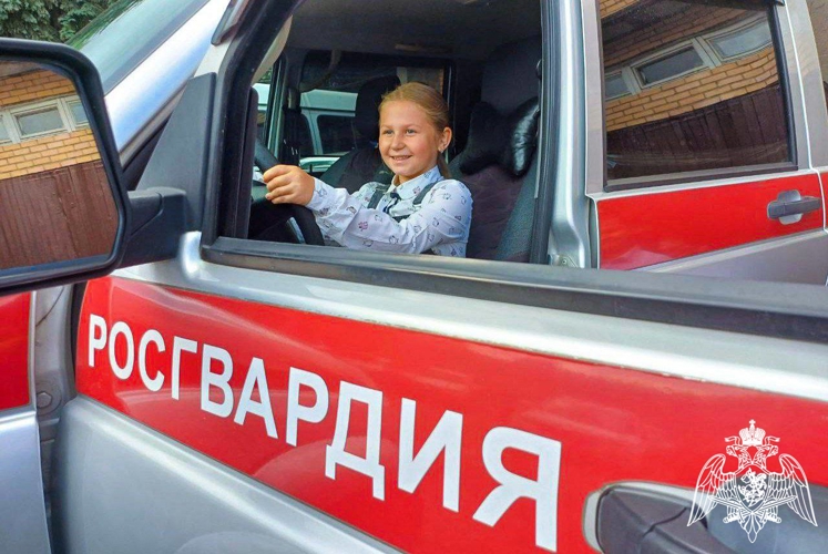В Подмосковье росгвардейцы поздравили будущих школьников с началом учебного года