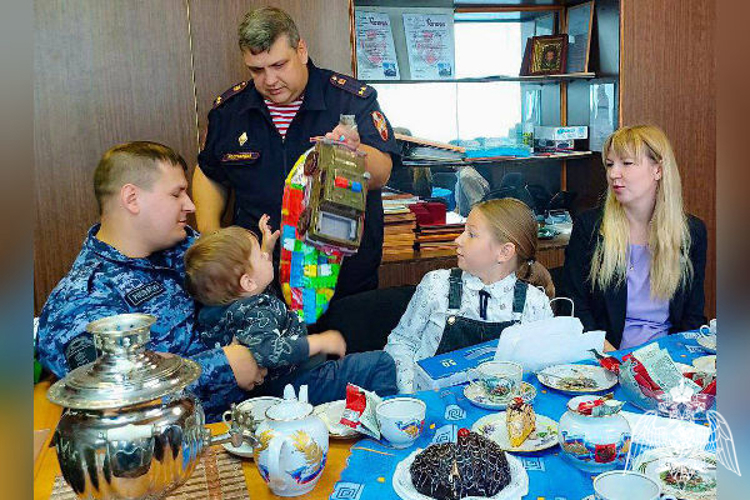 В Подмосковье росгвардейцы поздравили будущих школьников с началом учебного года