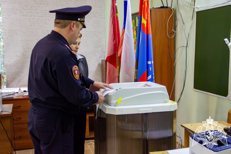 Росгвардейцы участвуют в Едином дне голосования в Подмосковье