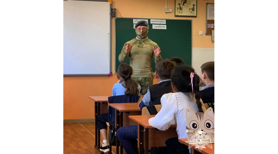 Сотрудник спецподразделения подмосковного главка Росгвардии провёл урок мужества для школьников