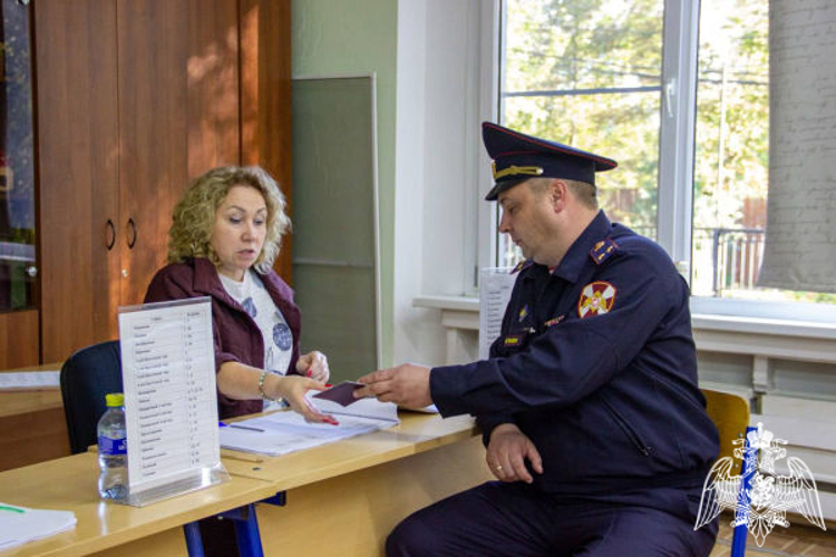 Росгвардейцы участвуют в Едином дне голосования в Подмосковье