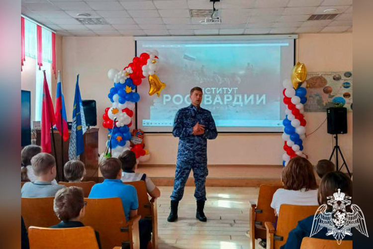 Росгвардейцы провели урок мужества со школьниками в Подмосковье