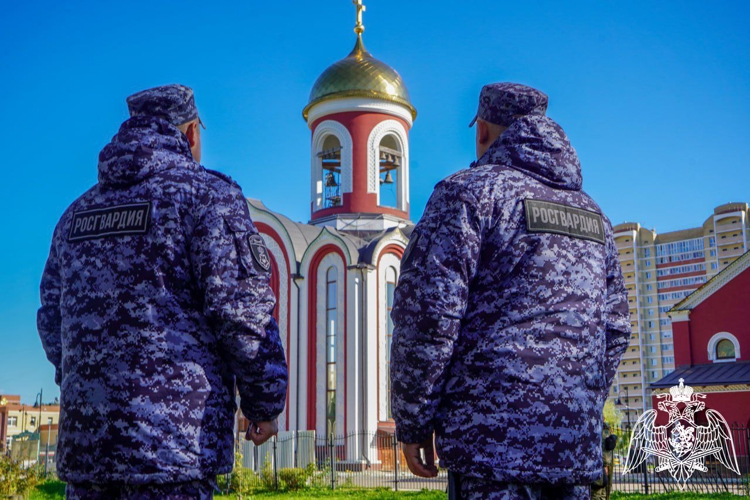Сотрудники подмосковного главка Росгвардии приняли участие в обеспечении правопорядка при передаче священной иконы в Главный храм Росгвардии