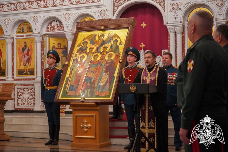 Сотрудники подмосковного главка Росгвардии приняли участие в обеспечении правопорядка при передаче священной иконы в Главный храм Росгвардии