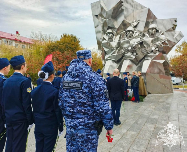 В Подмосковье росгвардейцы и кадеты почтили память подвигов подольских курсантов