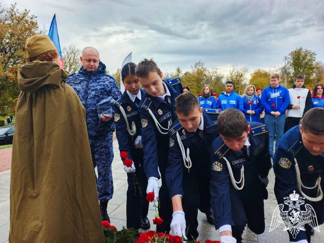 В Подмосковье росгвардейцы и кадеты почтили память подвигов подольских курсантов