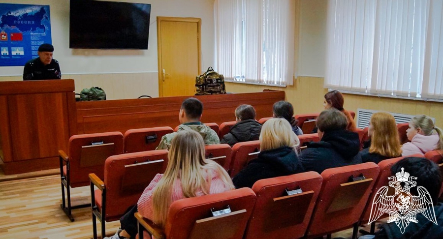 Сотрудники спецподразделения подмосковного главка Росгвардии провели учебное занятие для подрастающего поколения