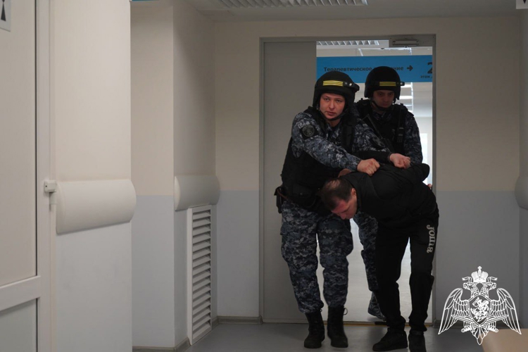 В Подмосковье сотрудники Росгвардии провели учения по обеспечению безопасности объекта здравоохранения
