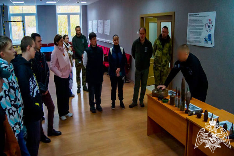 Сотрудники спецподразделения подмосковного главка Росгвардии провели учебное занятие для подрастающего поколения