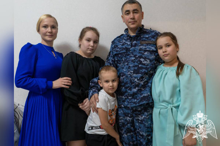 В День отца героем рубрики "Знай наших" стал сотрудник вневедомственной охраны Главного управления Росгвардии по Московской области