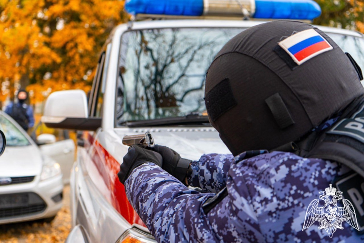 Сотрудники вневедомственной охраны Росгвардии провели тактико-специальные учения по задержанию преступников в Подмосковье