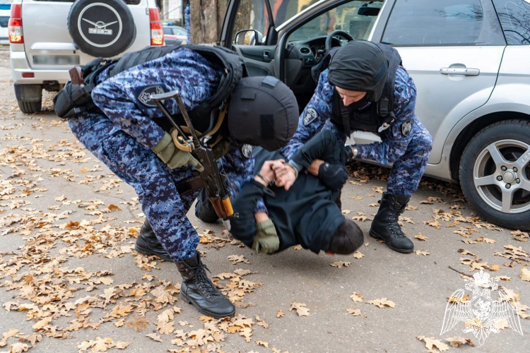 Сотрудники вневедомственной охраны Росгвардии провели тактико-специальные учения по задержанию преступников в Подмосковье