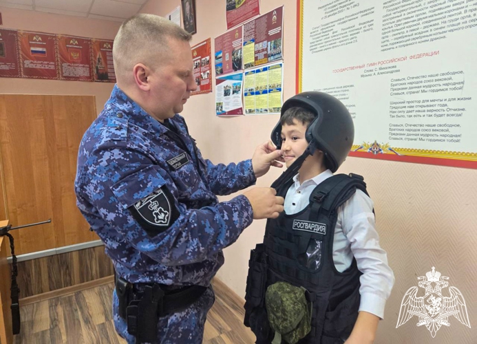 Росгвардейцы провели урок мужества для школьников в Подмосковье