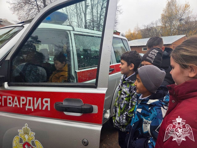 Росгвардейцы провели урок мужества для школьников в Подмосковье