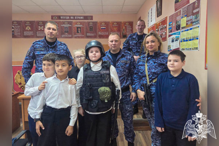 Росгвардейцы провели урок мужества для школьников в Подмосковье