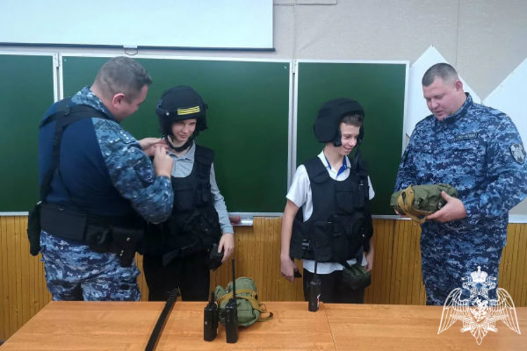 Росгвардейцы познакомили школьников Подмосковья с профессией защитника правопорядка