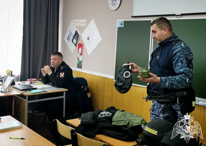 Росгвардейцы познакомили школьников Подмосковья с профессией защитника правопорядка