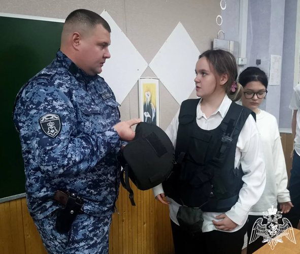 Росгвардейцы познакомили школьников Подмосковья с профессией защитника правопорядка