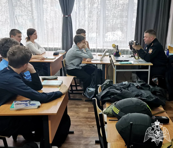 Росгвардейцы познакомили школьников Подмосковья с профессией защитника правопорядка