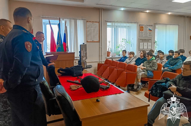 Росгвардейцы провели День открытых дверей для студентов колледжа в Одинцово