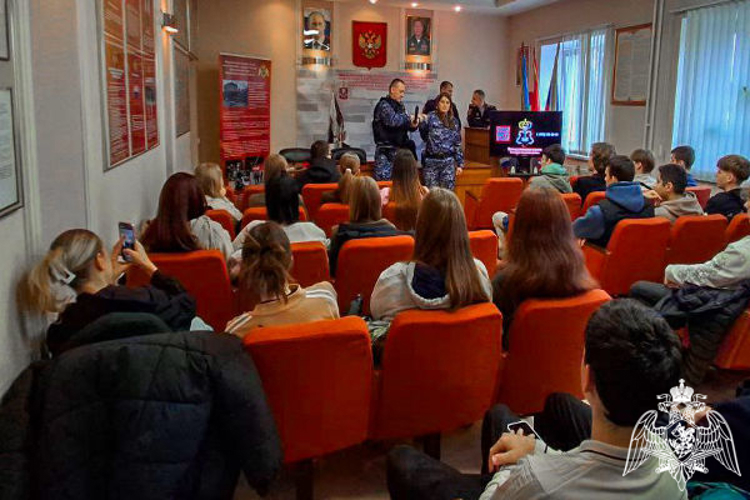 Росгвардейцы провели День открытых дверей для студентов колледжа в Одинцово