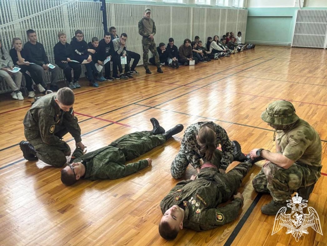 Сотрудник спецподразделения Росгвардии провёл патриотическое занятие для школьников в Курской области