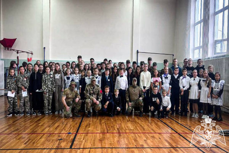 Сотрудник спецподразделения Росгвардии провёл патриотическое занятие для школьников в Курской области